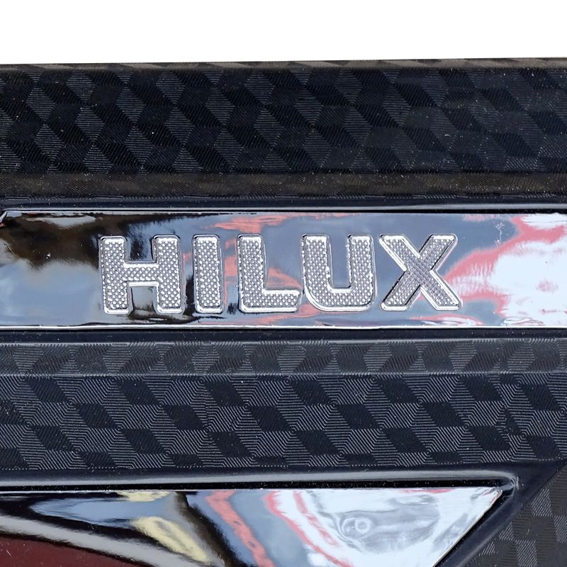 013462-MASCARA-DE-OPTICA-TOYOTA-HILUX-16--CROMADO-C--NEGRO-03