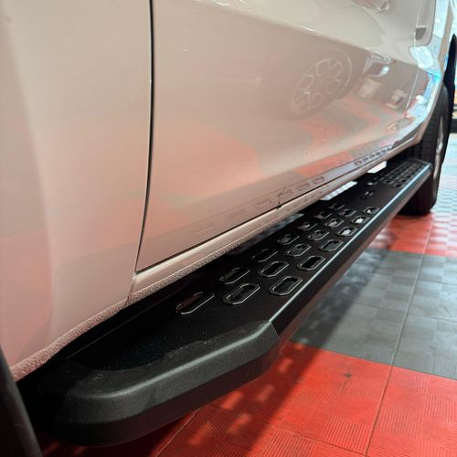 ESTRIBOS TIPO RAPTOR - TOYOTA HILUX 2016 EN ADELANTE S/C BRACCO