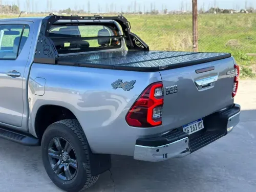 TAPA TRIPLE PAÑO DURABOX TOYOTA HILUX CON BARRA GR 2023+